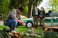 Hubert ohne Staller – Förster Rappenglück (Peter Rappenglück, l.) will den umgestürzten Baum zu Riedls (Paul Sedlmeir, M.) und Rebeccas (Jeanne Gouraud, r.) Entsetzen gleich weiter verwenden.