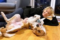 Puls – Puls Gesund mit Hund und Katze – Was Haustiere in uns bewirken Katzenfan Daniela Lager während des Drehs der Sendung mit der quirligen Hündin Maiwa. Copyright: SRF