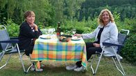 Tietjen campt – Margot Käßmann und Bettina Tietjen beim Abendessen