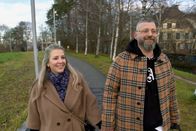 Reporter – Reporter Christoph Spörri muss ins Gefängnis Trotz bevorstehender Gefängnisstrafe: Tina und Christoph Spörri geniessen einen Spaziergang mit ihren Hunden.