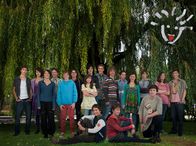 Schloss Einstein – Gruppenbild 14. Staffel. Hi.R.v.l.: Tamas, Coco, Annika "Nika", Sándor, Tobias, Magda, Liz, Bertram "Berti", Phillip, Justus, Marianne "Mary", Ronja, Elias, Felicitas ("Feli"), Nino. Vo.R.v.l.: Thomas "Tommy", Sophie, Bruno.