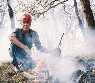 Faszination Erde – Feuer mit Feuer bekämpfen: Dirk Steffens zeigt, wie mit absichtlich gelegten Feuern verheerende Wildfeuer verhindert werden können.