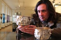 Die Wikinger – Neil inspects replica cups from the Hoby Treasure, a hoard containing a lavish Roman banqueting set found in Hoby, Denmark.
