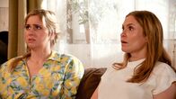 Rote Rosen – Svenja (Lea Marlen Woitack r.) und Toni (Sarah Buchholzer l.) sind überrumpelt - sie haben eine „neue“ Schwester.