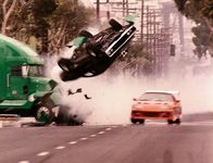 The Fast and the Furious – Der Polizei ist klar, dass eine Serie gewagter Truck-Entführungen mitten auf den kalifornischen Highways nur von echten Profis durchgezogen werden konnte. Um die Car-Napper zu stellen, schleust sich Undercover-Cop Brian O'Conner in die illegale Rennfahrer-Szene ein ...