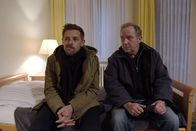Check Check – Jan Rothe (Klaas Heufer-Umlauf, l.); Udo Rothe (Uwe Preuss, r.)