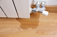 Solutions - Problemlöser im Haushalt – Stockfotografie Wasserleck durch die Mutter des Heizkörperrohres: lizenzfreie Fotos