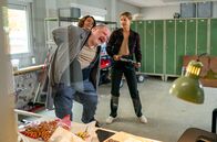 Tatort – Lena (Ulrike Folkerts, l.) und Johanna (Lisa Bitter, r.) haben Anhaltspunkte, dass Hausmeister Schuster (Georg Blumreiter) in den Tod des Schülers verwickelt ist. Empört von dessen Verhalten greift Lena energisch zu ...