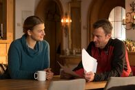Der Bergdoktor – Nachdem Gregor ihr einen neuen Vertrag vorgelegt hat, möchte Anne (Ines Lutz) wissen, was Hans (Heiko Ruprecht) davon hält.