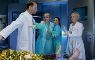 In aller Freundschaft – Als allen bewusst wird, dass es sich bei dem Brandopfer um den Freund von Dr. Lea Peters (Anja Nejarri, 2.v.li.) handelt, müssen Dr. Kai Hoffmann (Julian Weigend, li.), Dr. Kathrin Globisch (Andrea Kathrin Loewig, re.) und Oberschwester Arzu Ritter (Arzu Bazman, 2.v.re.) schnell handeln. Lea muss schnellstens aus dem OP, ein anderer Arzt muss gefunden werden und vor allem stellt sich eine Frage: Wo ist Leas Sohn Tim, der mit Jenne unterwegs war?
