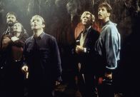 Stephen Kings Es – Im Kanalisationsschacht suchen Ben (John Ritter, l.), Beverly (Annette O'Toole, 2.v.li.), Bill (Richard Thomas, M.), Eddie (Harry Anderson, 2.v.re.), und Richie (Dennis Christopher, r.) nach Pennywise.