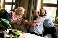 Mord mit Aussicht – Dietmar Schäffer (Bjarne Mädel, r.) ist außer sich: er will Verstärkung anfordern, um seine Heike aus den Händen des Geiselnehmers zu befreien. Sophie Haas (Caroline Peters, l.) und Bärbel Schmied (Meike Droste, r.) entreißen ihm das Telefon - sie wollen den Fall selbst lösen.