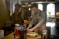 The Flash – Caitlin (Danielle Panabaker, l.); Barry (Grant Gustin, r.)
