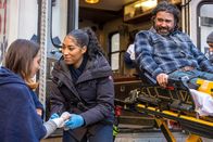 Chicago Fire – Sie verarztet die Verletzten: Adriyan Rae als Gianna Mackey (m.)