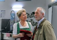 Sturm der Liebe – ARD STURM DER LIEBE FOLGE 1317 Uhr im ERSTEN. Hildegard (Antje Hagen, l.) verrät dem erstaunten Alfons (Sepp Schauer, r.), dass Käthe früher in ihn verliebt war.