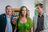 Die Rosenheim-Cops – Als Sängerin Michaela Sterz (Anne Schäfer, m.) ein wichtiges Indiz verschwinden lassen will, steht sie für Korbinian Hofer (Joseph Hannesschläger, l.) und Sven Hansen (Igor Jeftic, r.) ganz oben auf der Liste der Verdächtigen.
