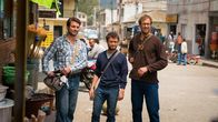 Jungle – Die Backpacker Kevin (Alex Russell, l.), Yossi (Daniel Radcliffe, M.) und Marcus (Joel Jackson, r.) erkunden gemeinsam La Paz.