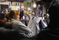 Castle – Alexis Castle (Molly C. Quinn, l.) hat ärger mit einer Freundin. Richard Castle (Nathan Fillion, r.) gibt ihr einen guten Rat.