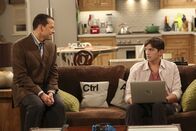Two and a Half Men – Während Walden (Ashton Kutcher, r.) eine wilde Party mit Jenny und ihren attraktiven Freundinnen feiert, hat Alan (Jon Cryer, l.) weiterhin eine unmoralische Affäre mit Lyndsey ...