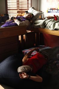 Community – Abed Nadir (Danny Pudi, oben); Jeff Winger (Joel McHale, unten)