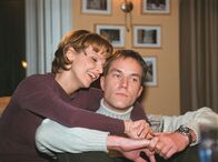 In aller Freundschaft – MDR Fernsehen IN ALLER FREUNDSCHAFT FOLGE 67, "Zerreißprobe" Uhr. Achim (Holger Daemgen, re.) ist bei Kathrin (Andrea Kathrin Loewig, li.) eingezogen. Die beiden müssen lernen, unter einem Dach zurecht zu kommen. Besonders Achim fällt dies schwer, hatte ihm doch Charlotte die ganzen Jahre über alles abgenommen. Kathrin erwartet jedoch seine Hilfe und Unterstützung im Haushalt.