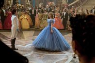 Cinderella – Der König veranstaltet einen Ball, um die passende Braut für seinen Sohn zu finden. Dabei kommt es zu einem überraschenden Wiedersehen zwischen dem Prinzen (Richard Madden, M.) und der wunderschönen Ella (Lily James). Wird sie seine Auserwählte?