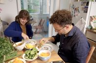 Die Ernährungs-Docs – Die Ernährungs-Umstellung läuft gut: Yunus E. kümmert sich jetzt meistens ums Essen, macht abends zum Beispiel Sommerrollen: Reispapierblätter mit Sesam-Soße und viel Gemüse.