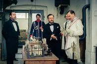Charité – Der neue Kaiser Wilhelm II (Lucas Prisor, r.) interessiert sich beim Besuch in der Charité nur für das Labor von Robert Koch (Justus von Dohnányi, 2.v.r) und dessen Forschung zu einem Heilmittel der Tuberkulose. Klinikdirektor Spinola (Thomas Loibl, l.).