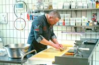 Handwerkskunst! – Metzgermeister Olli Häcker nennt sich selbst den Maultaschenkönig und macht echte schwäbische Maultaschen mit besten Zutaten und viel Liebe zum Handwerk.
