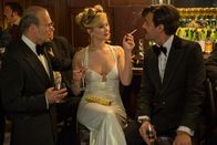 American Hustle – Ein Kanarienvogel unter Haien: Rosalyn (Jennifer Lawrence) verdreht Mafioso Pete Musane (Jack Huston, r.) in kürzester Zeit den Kopf.