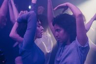 neoriginal: Loving Her – Mit Lara (Emma Drogunova, l.) ist alles anders. Hanna (Banafshe Hourmazdi, r.) fühlt sich zum ersten Mal so richtig wild und frei.