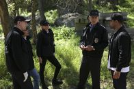 Navy CIS – Das NCIS-Team (v.l.n.r. Sean Murray, Jennifer Esposito, Emily Wickersham, Mark Harmon und Wilmer Valderrama) steht vor einem Rätsel, als sie in einem Nationalpark einen ermordeten Marine-Sergeant vorfinden. Noch ahnen sie nicht, was alles hinter dem Mord steckt ...
