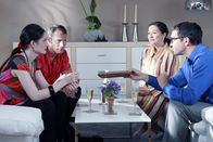 Sechserpack – Gemütliches Zusammensitzen und ungezwungenes Plaudern ergibt unter Freunden garantiert einen gelungenen Abend. Allerdings sind entspannte Gastgeber Grundvoraussetzung hierfür. Übertriebener Ordnungsfimmel ist schließlich nicht jedermanns Sache! (v.l.n.r. Emily Wood, Hanno Friedrich, Shirin Soraya, Thomas M. Held)