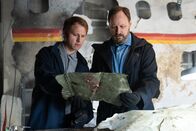 Mayday - Alarm im Cockpit – Der leitende Ermittler (gespielt von Todd Campbell) und der zweite Ermittler (gespielt von Jason Huska) identifizieren das vom Blitz getroffene Rumpffragment und versuchen, es mit dem rekonstruierten Flugzeug abzugleichen, um festzustellen, welcher Abschnitt getroffen wurde, und die möglichen Auswirkungen auf kritische Systeme in den letzten Augenblicken des Fluges 108 der Nürnberger Fluggesellschaft zu bewerten. (Cineflix 2025/Shay Markowitz)