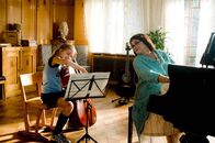 Hanni & Nanni – Nanni (Jana Münster) hat es endlich geschafft. Sie ist von Madame Bertoux (Katharina Thalbach) in das Schulorchester von Internat Lindenhof aufgenommen worden.