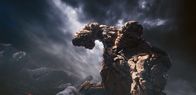 Fantastic 4 – Substanzen von einem fremden Planeten sorgen dafür, dass Ben Grimm (Jamie Bell) sich in einen steinernen Muskelprotz verwandelt. Während sein Freund Reed Richards verzweifelt nach einem Weg sucht, die Mutation rückgängig zu machen, arbeitet Ben für das Militär ...