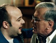 Lukas – Ludwig (Hansjoachim Krietsch, r.) entdeckt sein dichterisches Talent und gerät darüber prompt in Streit mit seinem Sohn Lukas (Dirk Bach, l.).