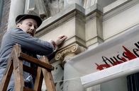 Stillleben – Hausmeister Wilhelm Werner (Tim Porath) entfernt ein antisemitisches Transparent vom Eingangstor der Hamburger Kunsthalle.