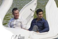Scorpion – Cabe (Robert Patrick, l.) und Walter (Elyes Gabel, r.) müssen eine Giftwolke, die sich in einem See gebildet hat, eliminieren, bevor die Menschen in der Heimat von Walters Eltern in Gefahr geraten ...