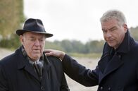Nordisch herb – Die Leiche von Jan Grunholt ist aus dem Bestattungsinstitut verschwunden. Jon (Frank Vockroth, r.) und sein Vater Claas (Ulrich Voß, r.) sind ratlos.