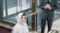 Charade – Peter Joshua (Cary Grant) scheint nicht der ehrliche und hilfsbereite Mann zu sein, für den er sich ausgibt. Die junge Witwe Reggie (Audrey Hepburn) nimmt ihr Schicksal selbst in die Hand und spioniert ihm nach, um die Wahrheit über ihn herauszufinden.