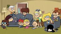 Willkommen bei den Louds – L-R: Luna Loud (voiced by Nika Futterman), Lincoln Loud (voiced by Grant Palmer), Lynn Loud (voiced by Jessica DiCicco), Leni Loud (voiced by Liliana Mumy), Lori Loud (voiced by Catherine Taber), Luan Loud (voiced by Cristina Pucelli). On the floor L-R: Lisa Loud (voiced by Lara Jill Miller), Lana Loud (voiced by Grey Griffin), Lola Loud (voiced by Grey DeLisle), Lily Loud (voiced by Grey Griffin), Lucy Loud (voiced by Jessica DiCicco)