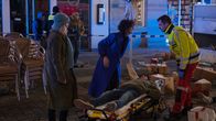 Tatort – Tereza Liebig (Bibiana Beglau) hat die unübersichtliche Situation am Unfallort unter Kontrolle (mit Maria Furtwängler, l., und Adrian Djokic)