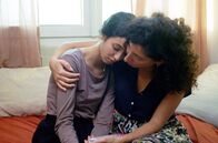 2 oder 3 Dinge, die ich nicht über sie weiß – Etwas belastet die 18-Jährige: Lila (Emma Boulanouar, li.) kann sich ihrer Schwester Imane (Kenza Lagnaoui, re.) immer anvertrauen.
