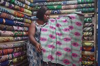 Märkte der Welt – Auf dem Dantopka-Markt im beninischen Cotonou werden außergewöhnliche Textilien angeboten: ornamentreiche, wertvolle Batik-Stoffe für „Pagne“-Gewänder.