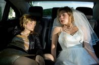 Großstadtrevier – Geiselnahme: Braut Melania (Angelina Häntsch, r.) und Trauzeugin Nina Sieveking (Wanda Perdelwitz, l.) sind in der Gewalt des brutalen Gangsters Marco Hanka.