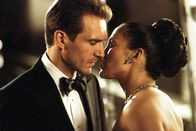 Manhattan Love Story – Wahre Liebe kennt keine Grenzen: Zimmermädchen Marisa Ventura (Jennifer Lopez, r.) und Senatskandidat Christopher Marshall (Ralph Fiennes, l.) ...