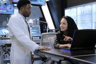 MacGyver – Wilt Bozer (Justin Hires, l.); Riley Davis (Tristin Mays, r.)