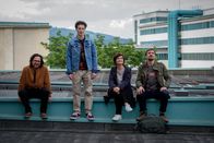 SOKO Linz – Bei ihren Kriminalfällen muss das SOKO-Team über Linz hinausschauen. So auch im aktuellen Fall, der die Ermittler bis zum Zeugenschützer der Toten aus München führt. Ben Halberg (Daniel Gawlowski, r.) und Johanna "Joe" Haizinger (Katharina Stemberger, 2.v.vr.) ermitteln und befragen die Nachbarschaftsfamilie aus Linz. Dabei unterstützen Aleks Malenov (Damyan Andreev, 2.v.l.) und Gerichtsmediziner Richard "Richie" Vitek (Alexander Pschill, l.) von der Zentrale aus.