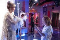 Hacks – Avas (Hannah Einbinder, r.) verzweifelter Versuch, eine heikle Sprachnachricht von Deborahs (Jean Smart, l.) Smartphone zu löschen, bevor sie sie abhört, treibt sie mitten in ein Wachsfigurenkabinett.